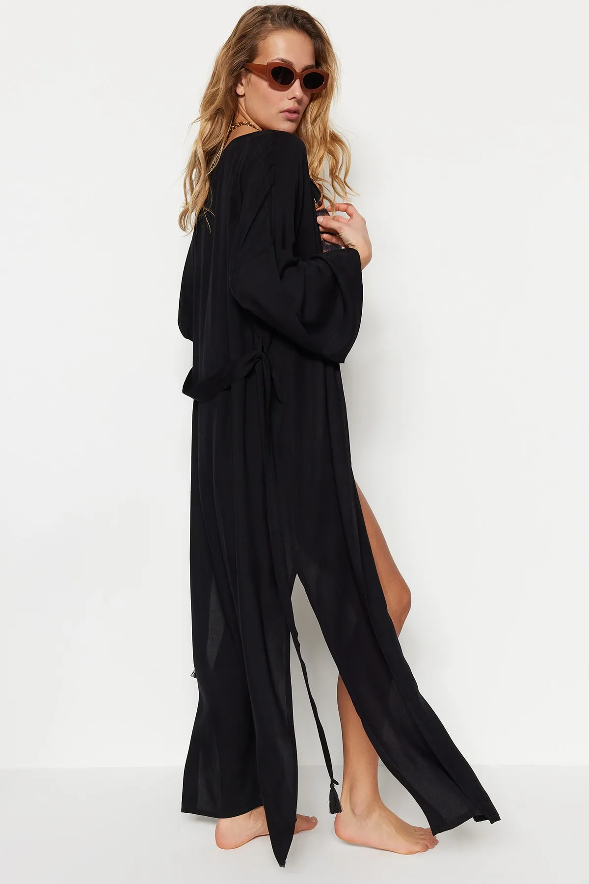 Trendyol Collection  Schwarzer Maxi-Kimono und Kaftan aus Webstoff mit Gürtel TBESS21KM0152