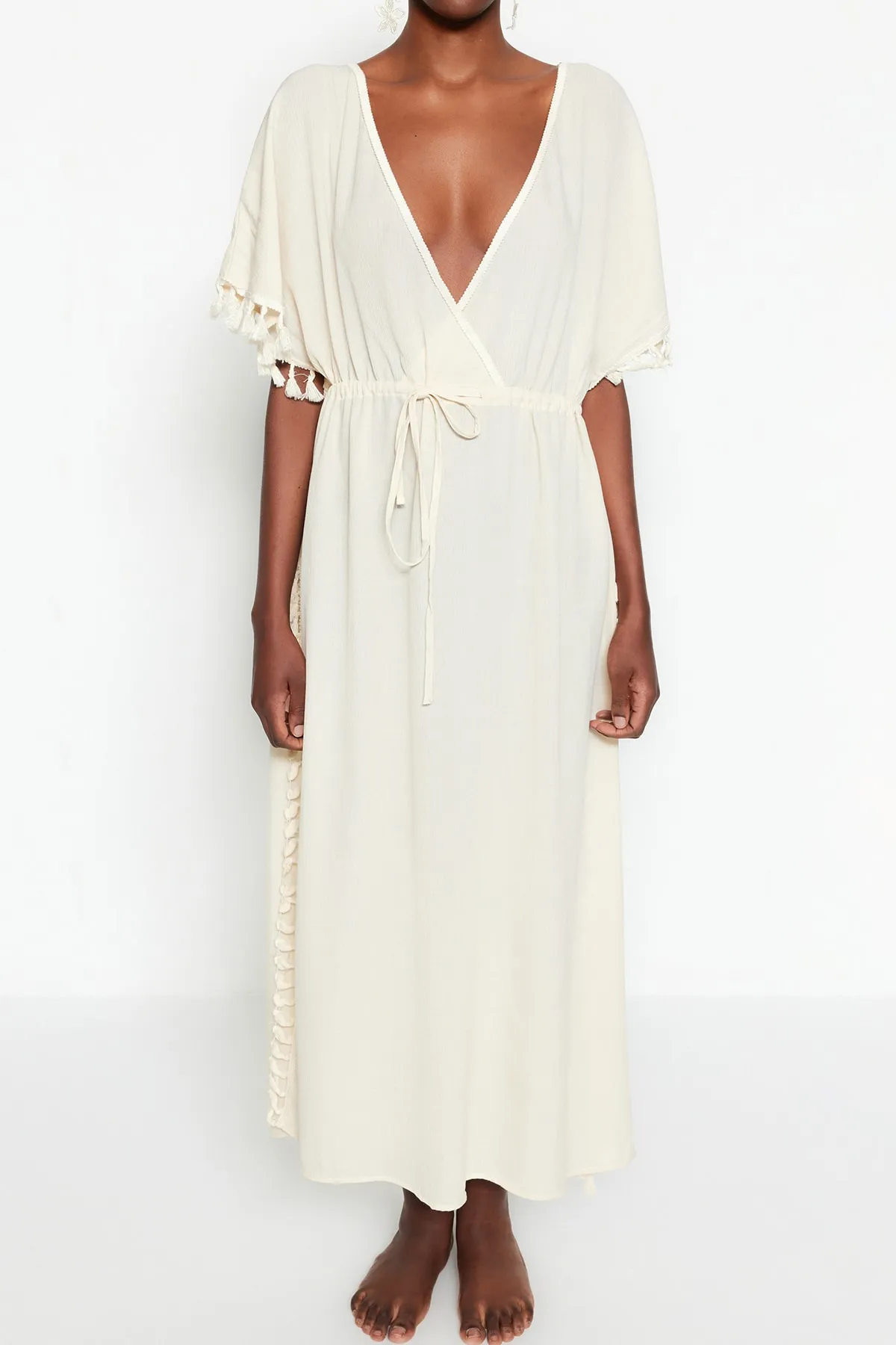 Trendyol Collection  Beiges Maxi-Strandkleid mit gewebten Quasten TBESS22EL0842