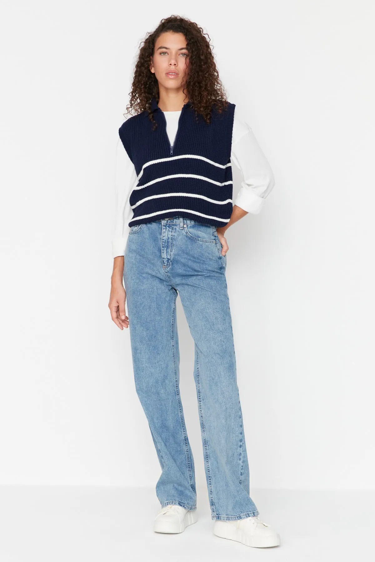 Trendyol Collection  Dunkelblaue Jeans mit hoher Taille und weitem Bein TWOAW23JE00671