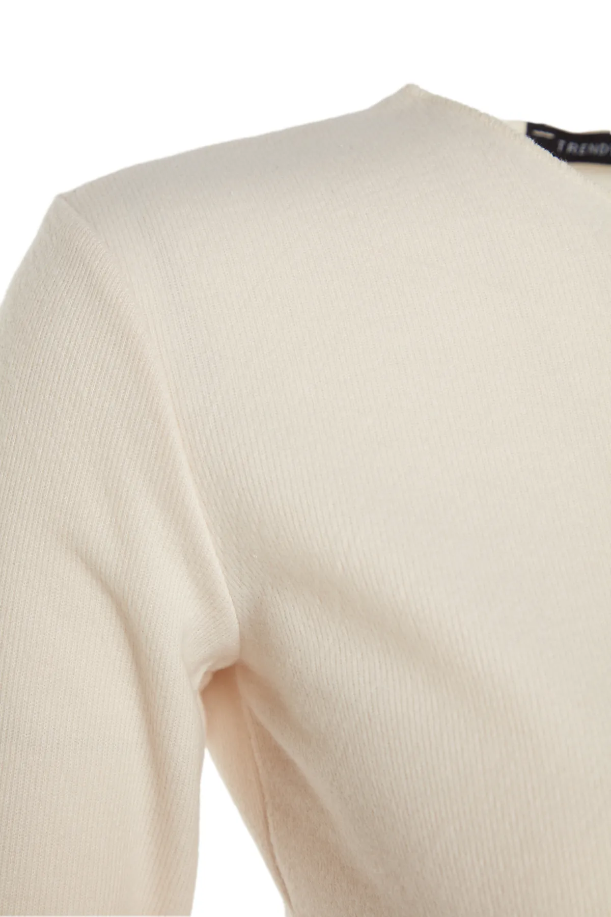 Trendyol Collection  Beigefarbene, schulterfreie, bauchfreie Strickbluse mit Rundhalsausschnitt und Selanik-/Strickwaren-Look TWOAW24BZ00168