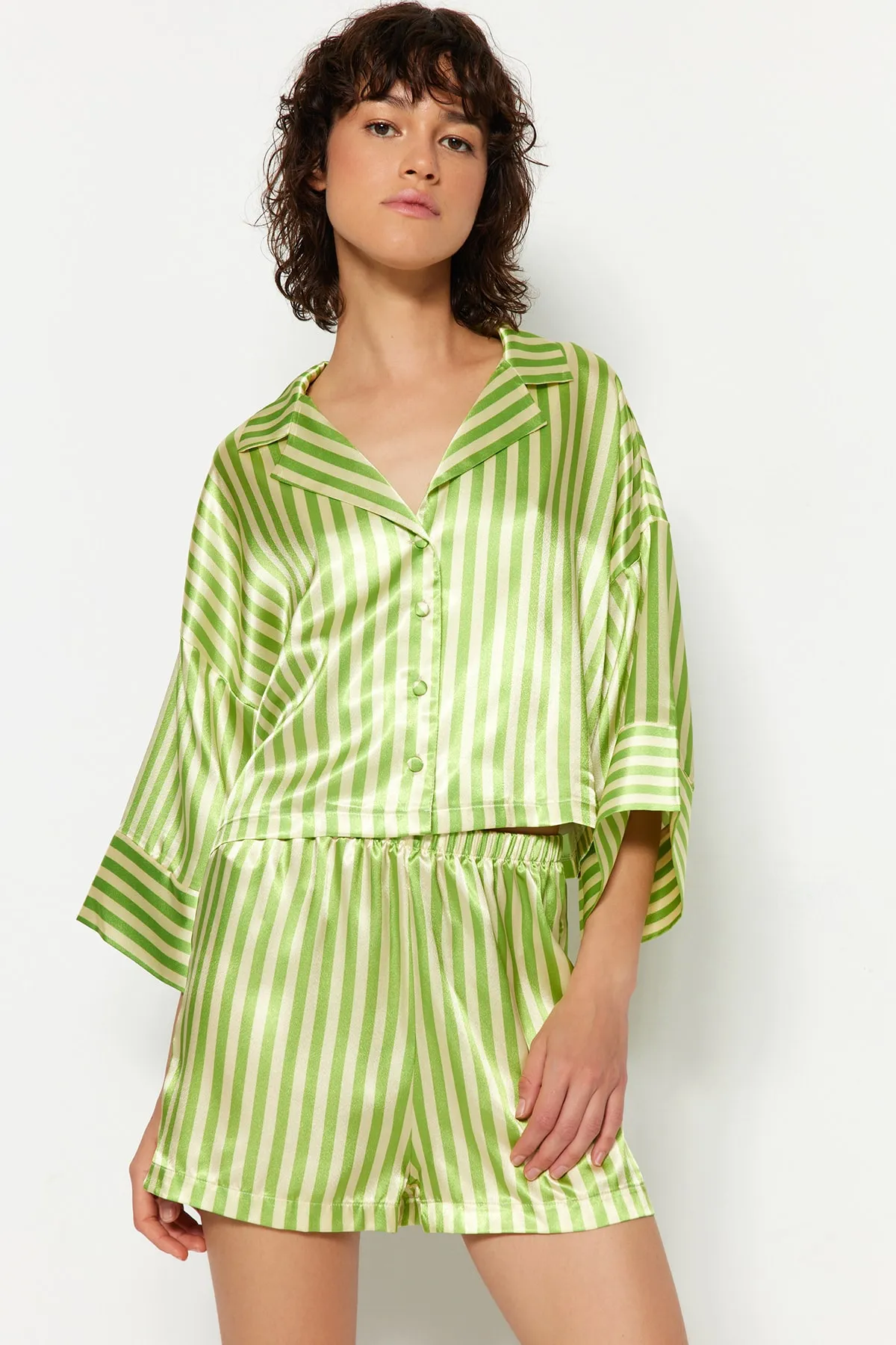 Trendyol Collection  Mehrfarbig-grün gestreiftes Hemd-Shorts-Pyjama-Set aus gewebtem Satin THMSS23PT00052