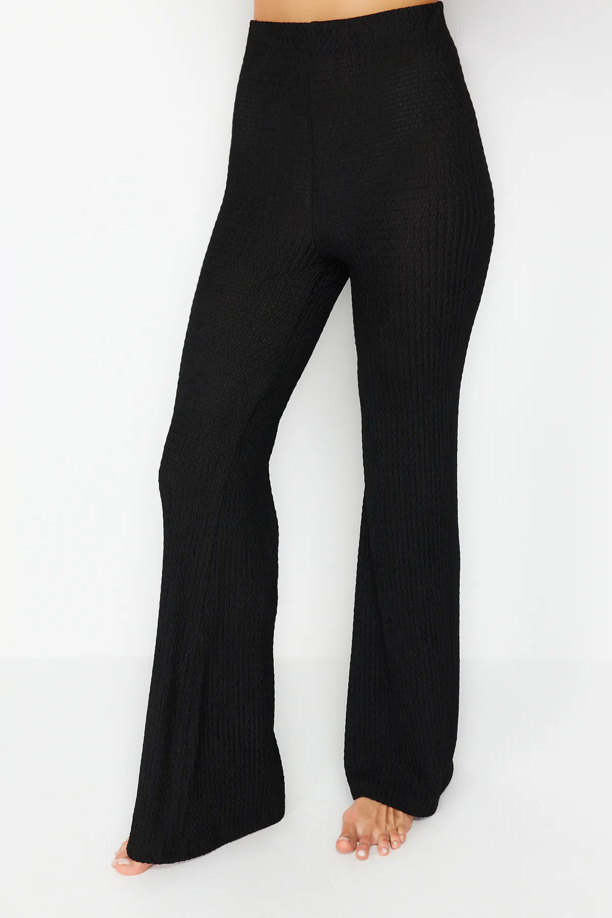 Trendyol Collection  Schwarzes Strick-Rücken-Set mit tief ausgeschnittener Bluse und Hose TBESS24AU00001