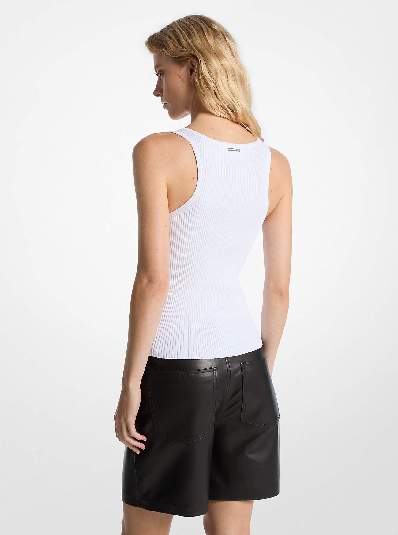 Ribbet topp med rund hals – OPTIC WHITE