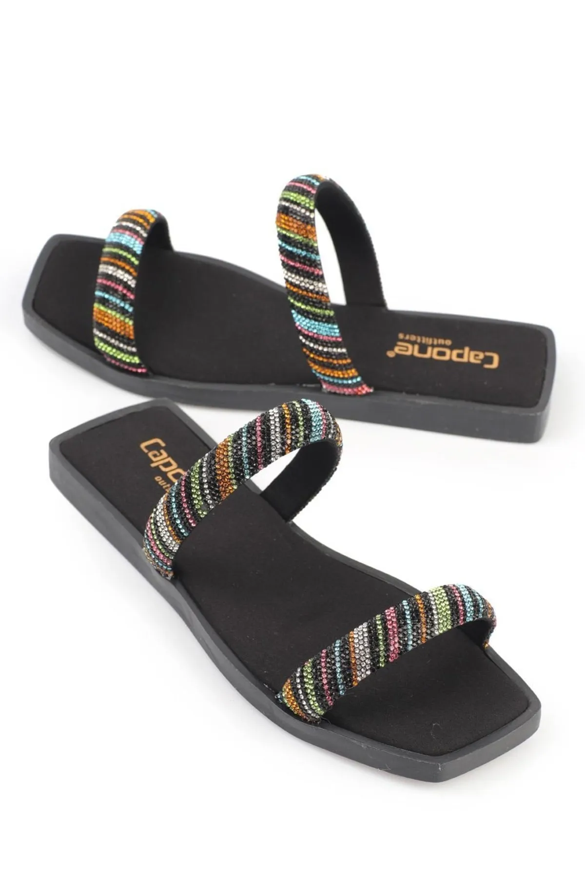 Capone Outfitters  Capone Blunt Toe Stone Banded Damenhausschuhe mit flachem Absatz