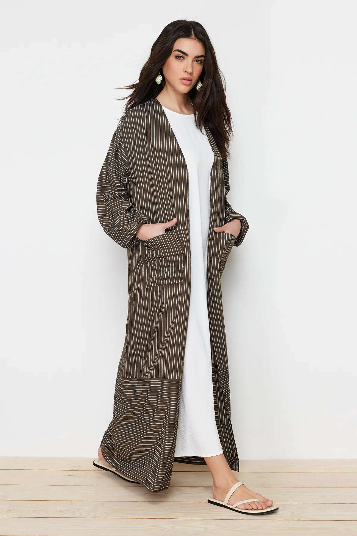 Trendyol Modest  Khakifarbene lange, gestreifte, gewebte Mütze in Leinenoptik & Ferace & Abaya TCTSS24KF00003