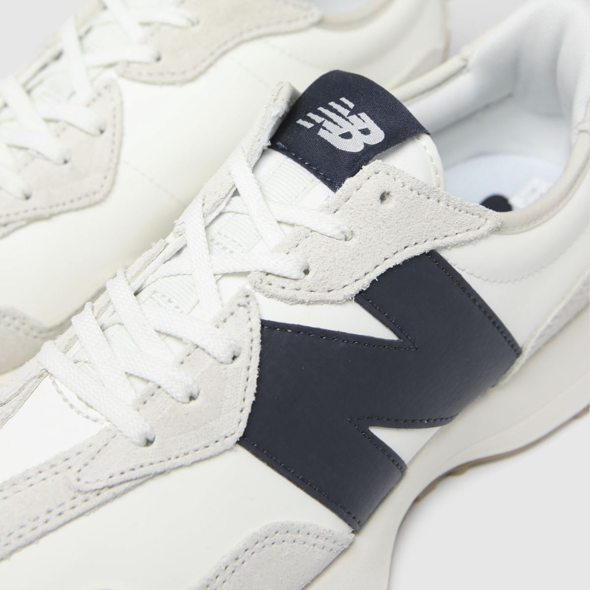 New Balance 327 träningsskor i vitt och marinblått