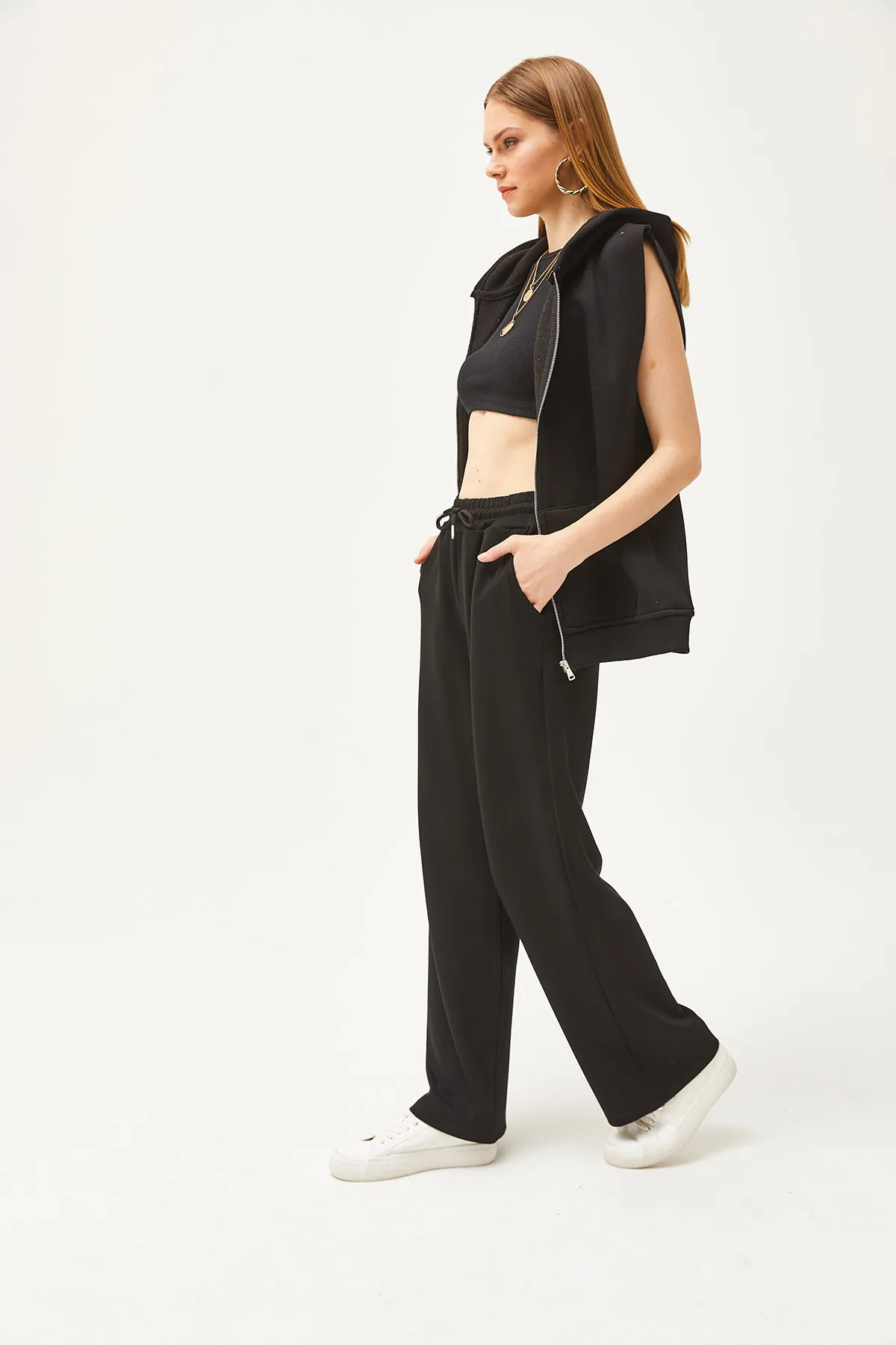 Olalook  Schwarze Palazzo-Jogginghose aus weichem, strukturiertem Modal für Damen mit Taschen EŞF-00000068