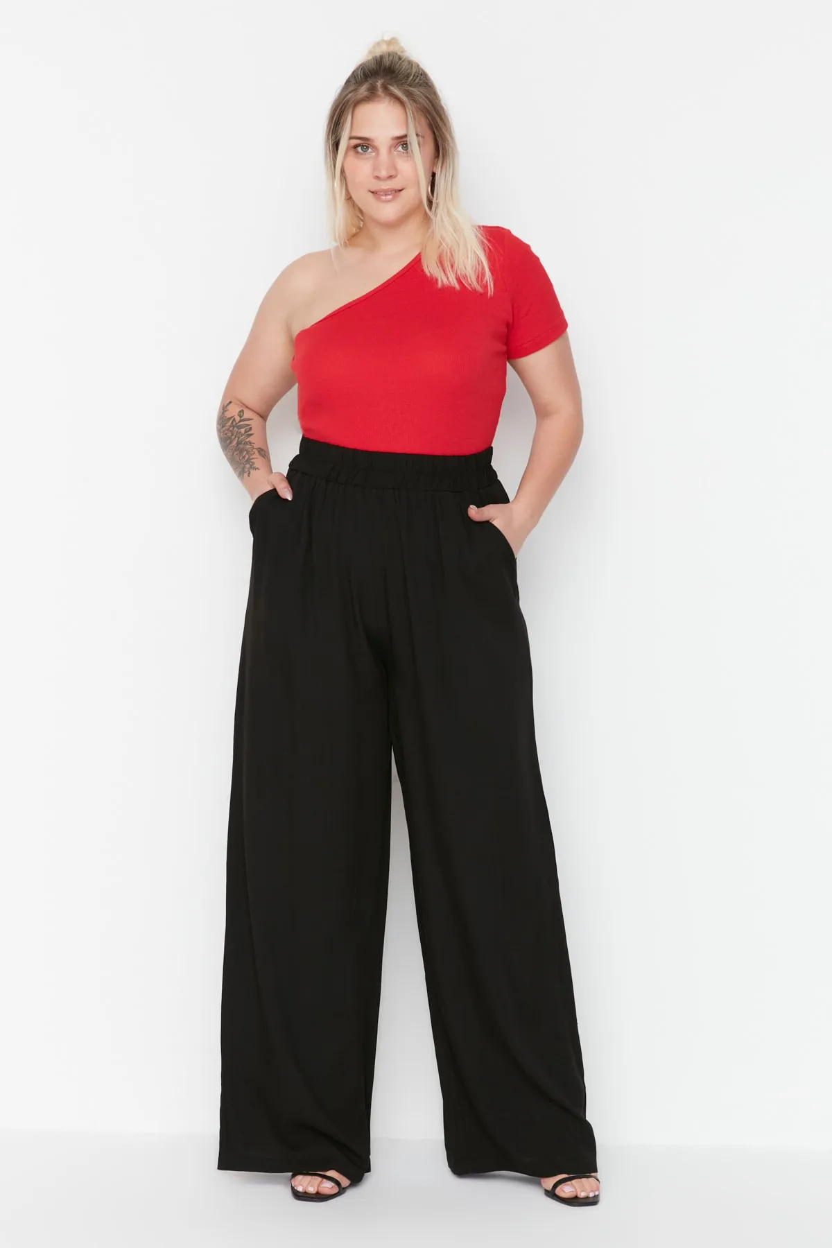 Trendyol Curve  Schwarze Hose aus gewebter Viskose TBBSS22PL00013