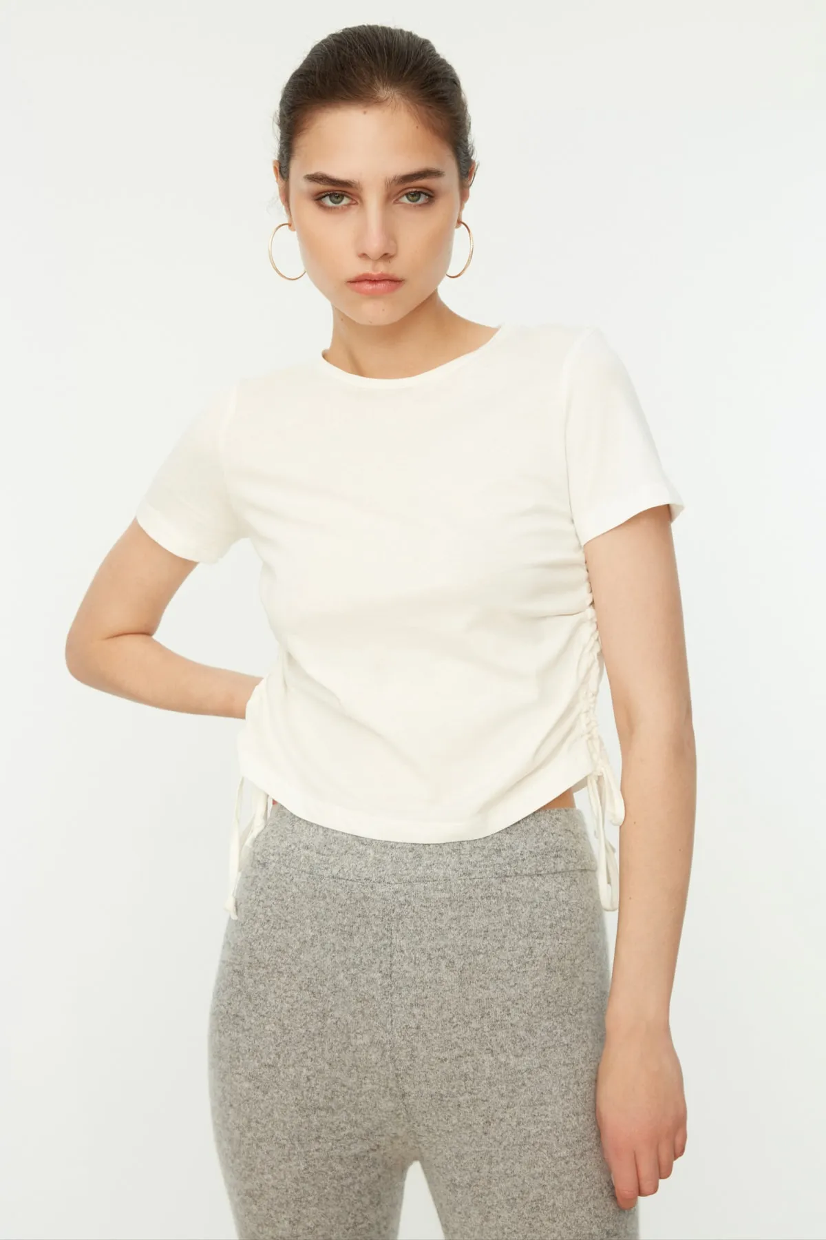 Trendyol Collection  Ecrufarbenes Basic-Strick-T-Shirt aus 100 % Baumwolle mit Rundhalsausschnitt und Raffdetail TWOSS21TS0131