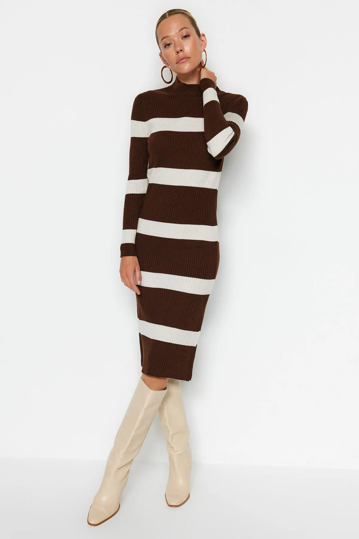 Trendyol Collection  Braunes Midi-Strickkleid mit hohem Kragen TWOAW23EL00226