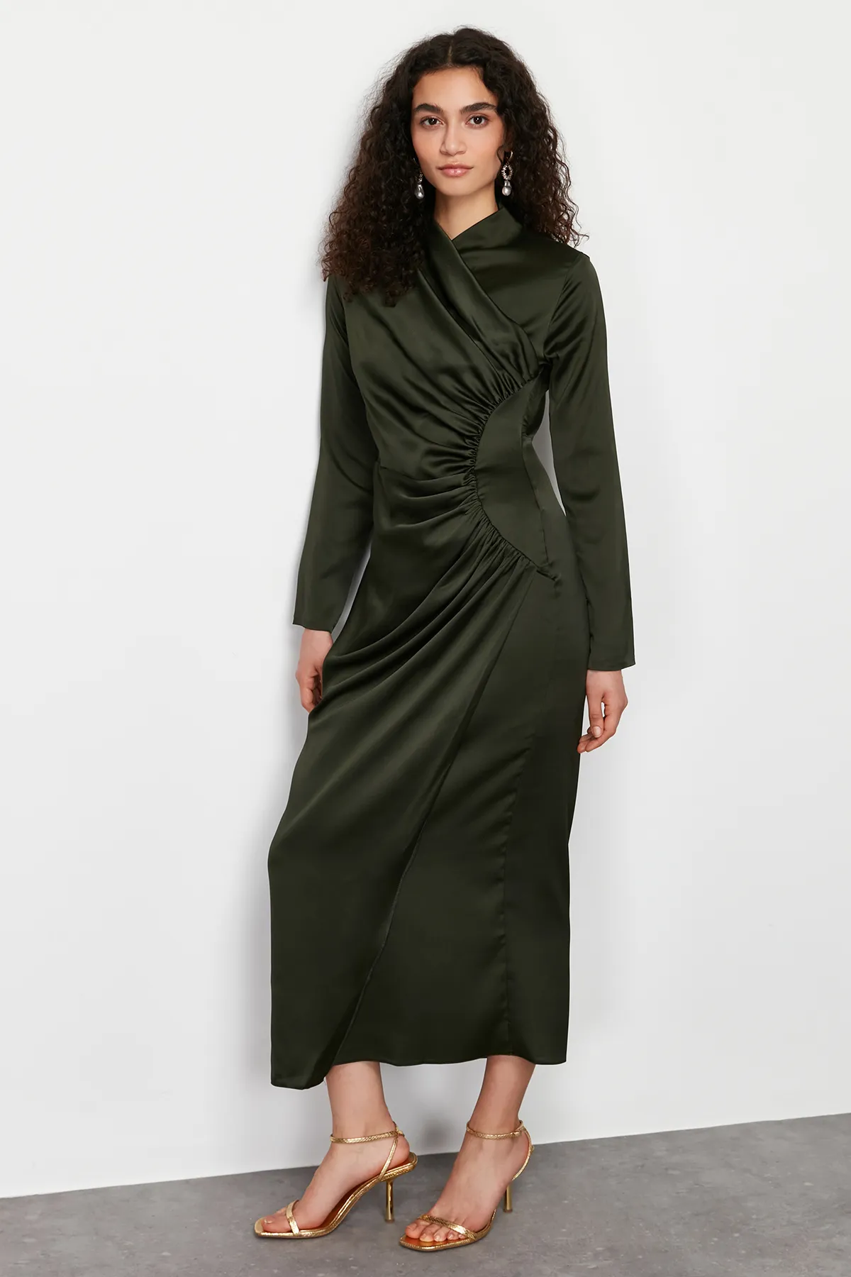 Trendyol Modest  Khakifarbenes Abendkleid aus gewebtem Satin mit Raffungen TCTSS24DB00037