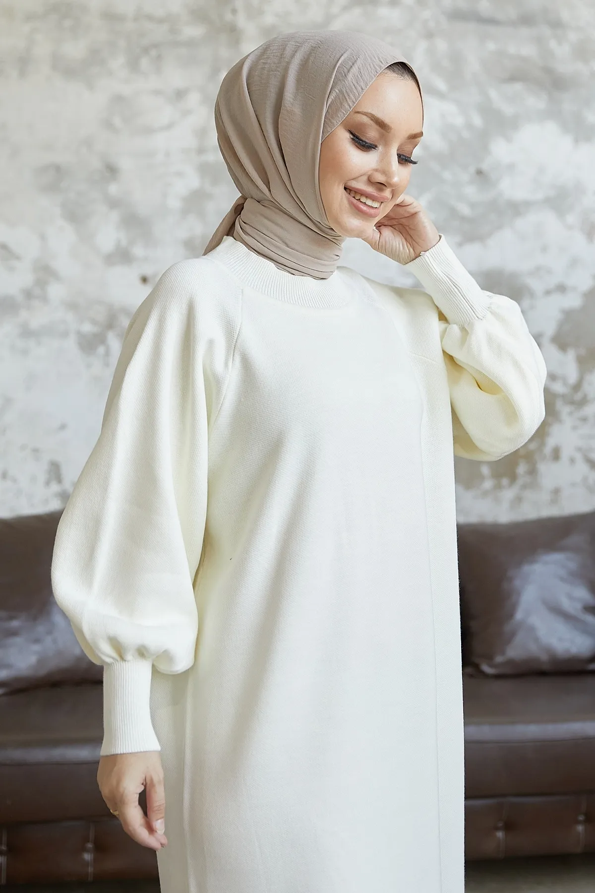InStyle  Mina Strickkleid mit Ballonärmeln – Weiß