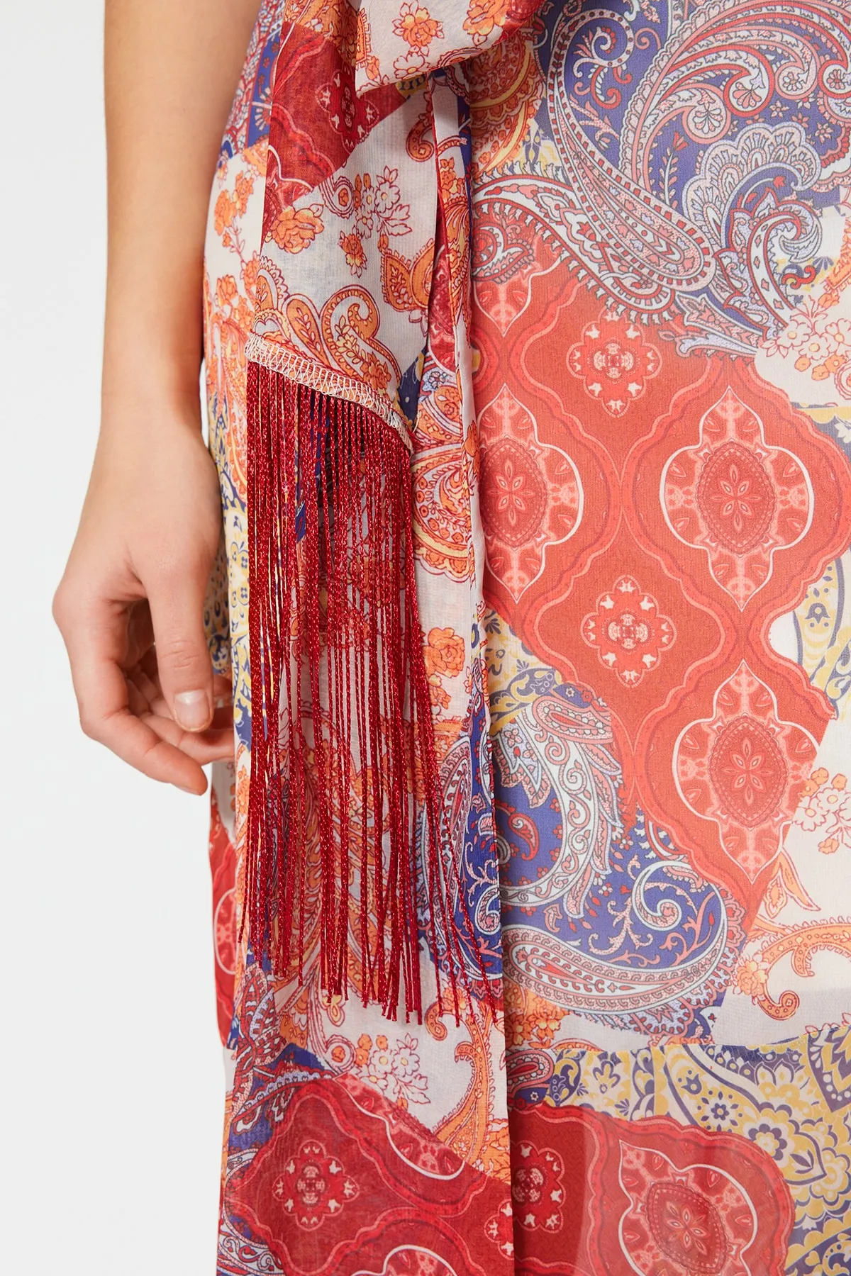 Trendyol Collection  Mehrfarbiges, gewebtes Maxikleid mit Gürtel, Quasten und Schalmuster in A-Linie/Glockenform TWOSS23EL01777