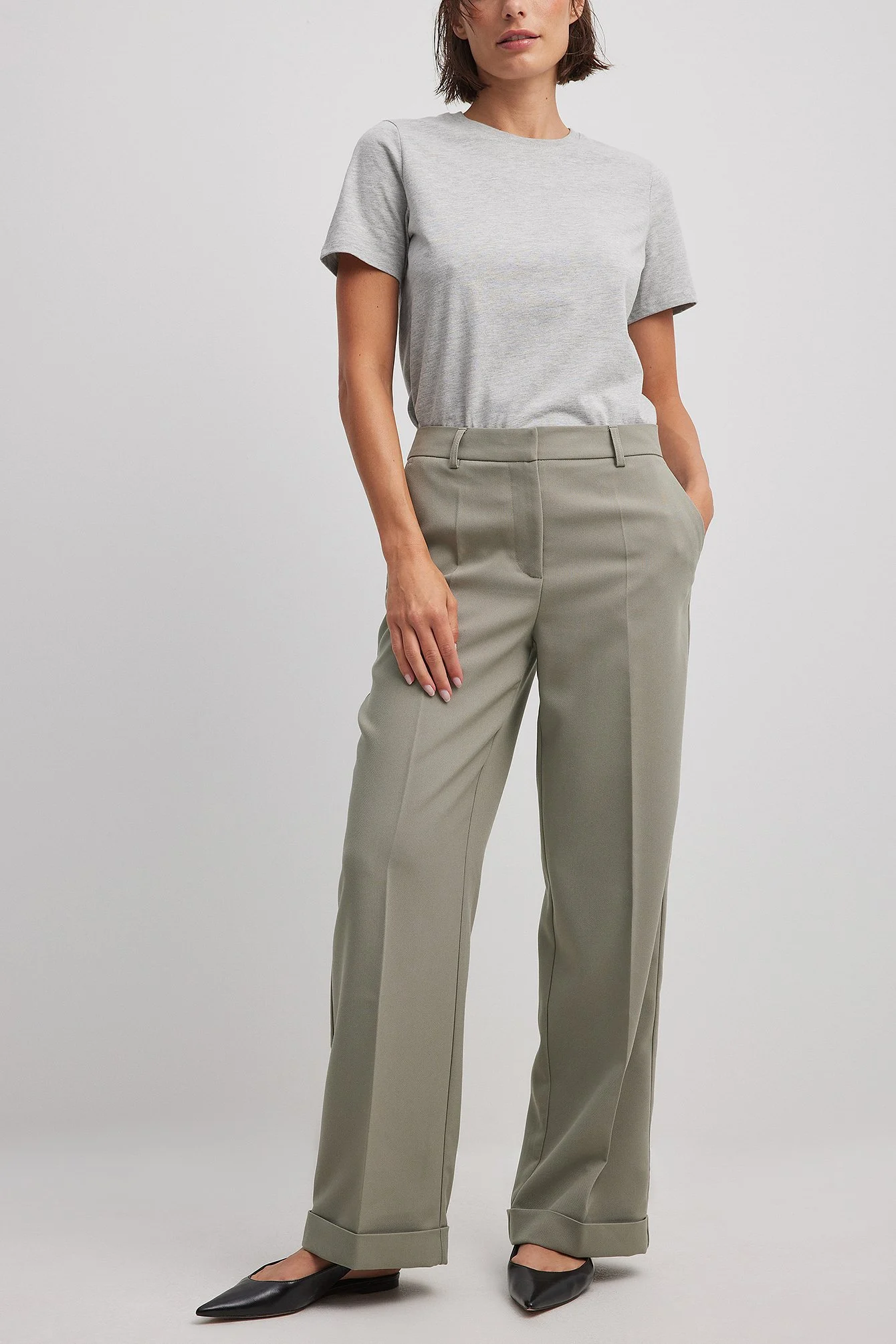 Hochgekrempelte Hose mit mittlerer Taille