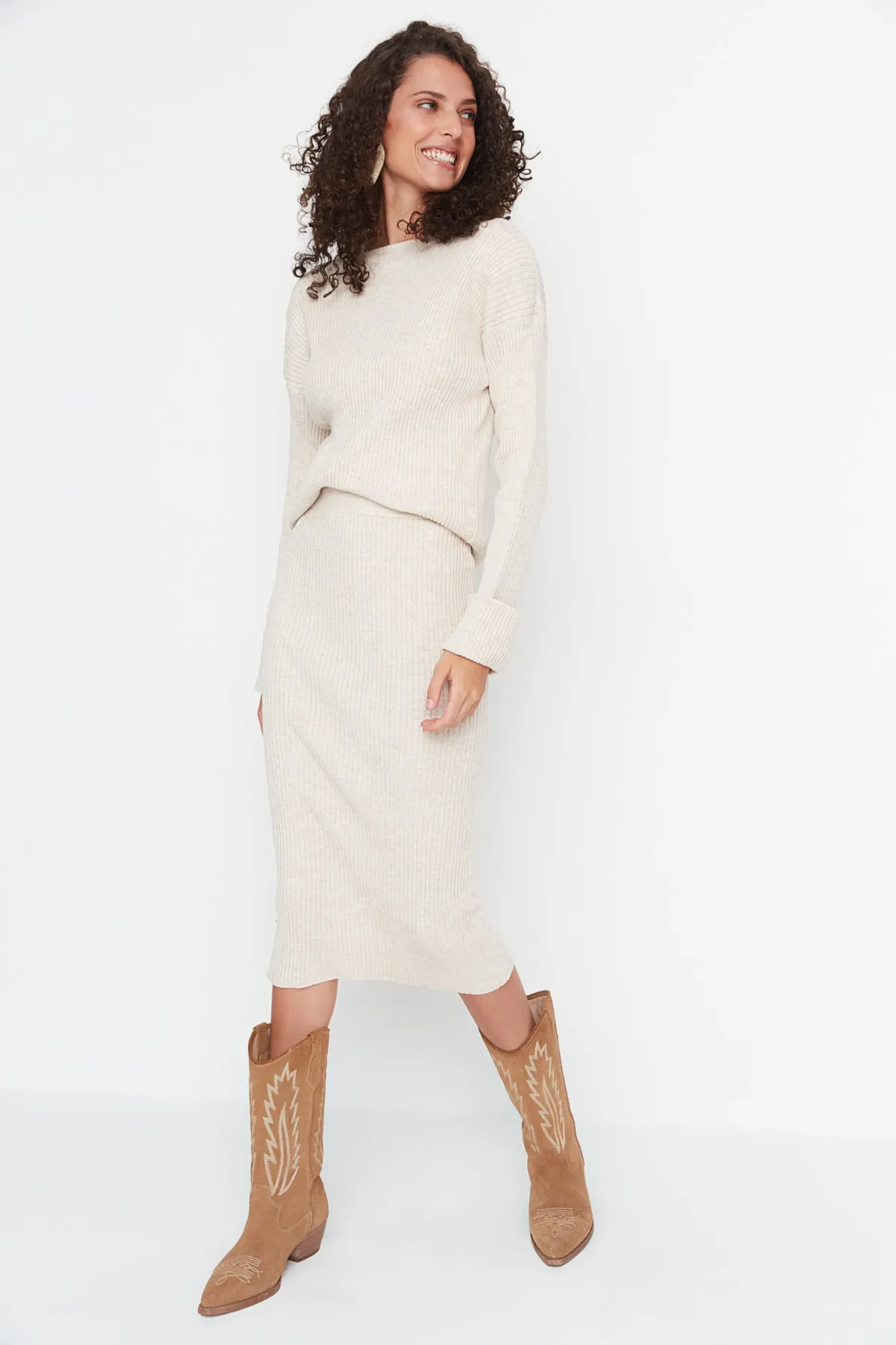 Trendyol Collection  Beiges Strickoberteil und -unterteil-Set mit Rundhalsausschnitt TWOAW23AU00086