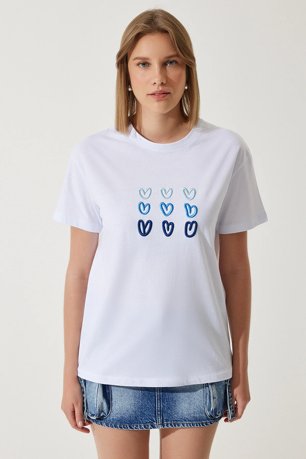 Happiness İstanbul  Weißes Damen-T-Shirt aus Baumwolle mit Herzstickerei MP00026