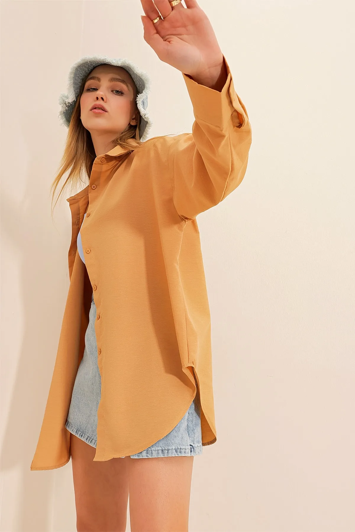 Trend Alaçatı Stili  Kamelfarbenes, übergroßes, langes, gewebtes Hemd für Damen ALC-X6828