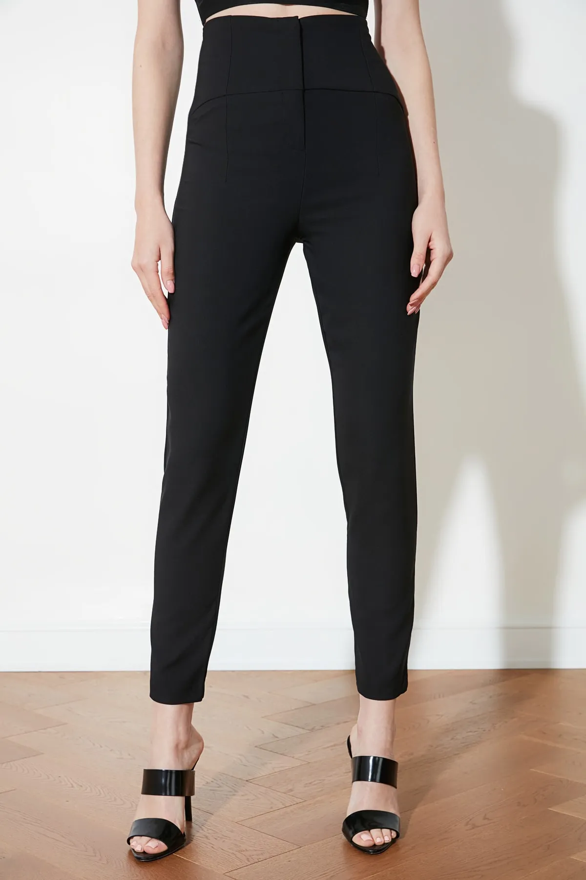 Trendyol Collection  Schwarze gewebte Zigarettenhose mit schmalem Bein und Ziernähten an der Taille TWOSS20PL0388