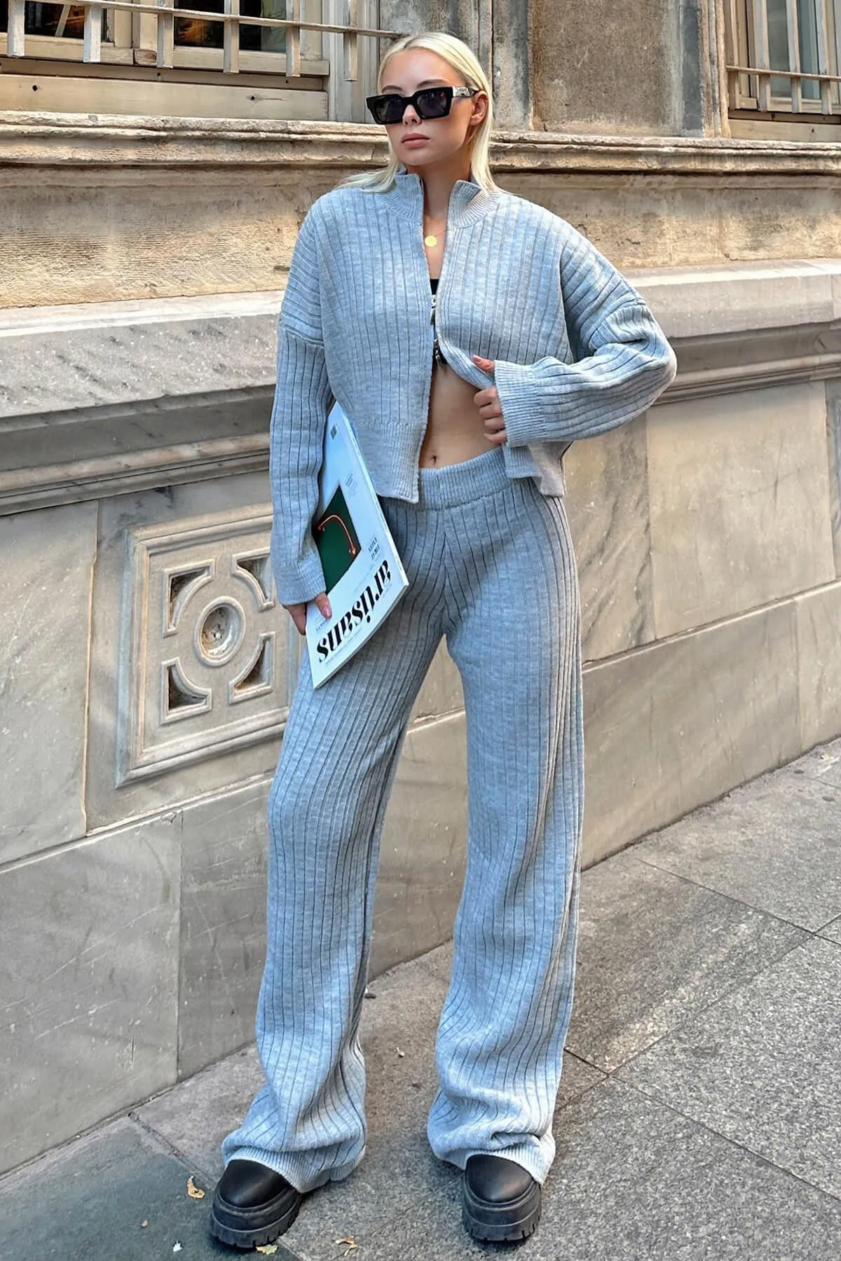 Swist  Grauer Damen-Strickanzug mit halbem Fisherman-Cardigan und Hose mit Doppel-Wege-Reißverschluss