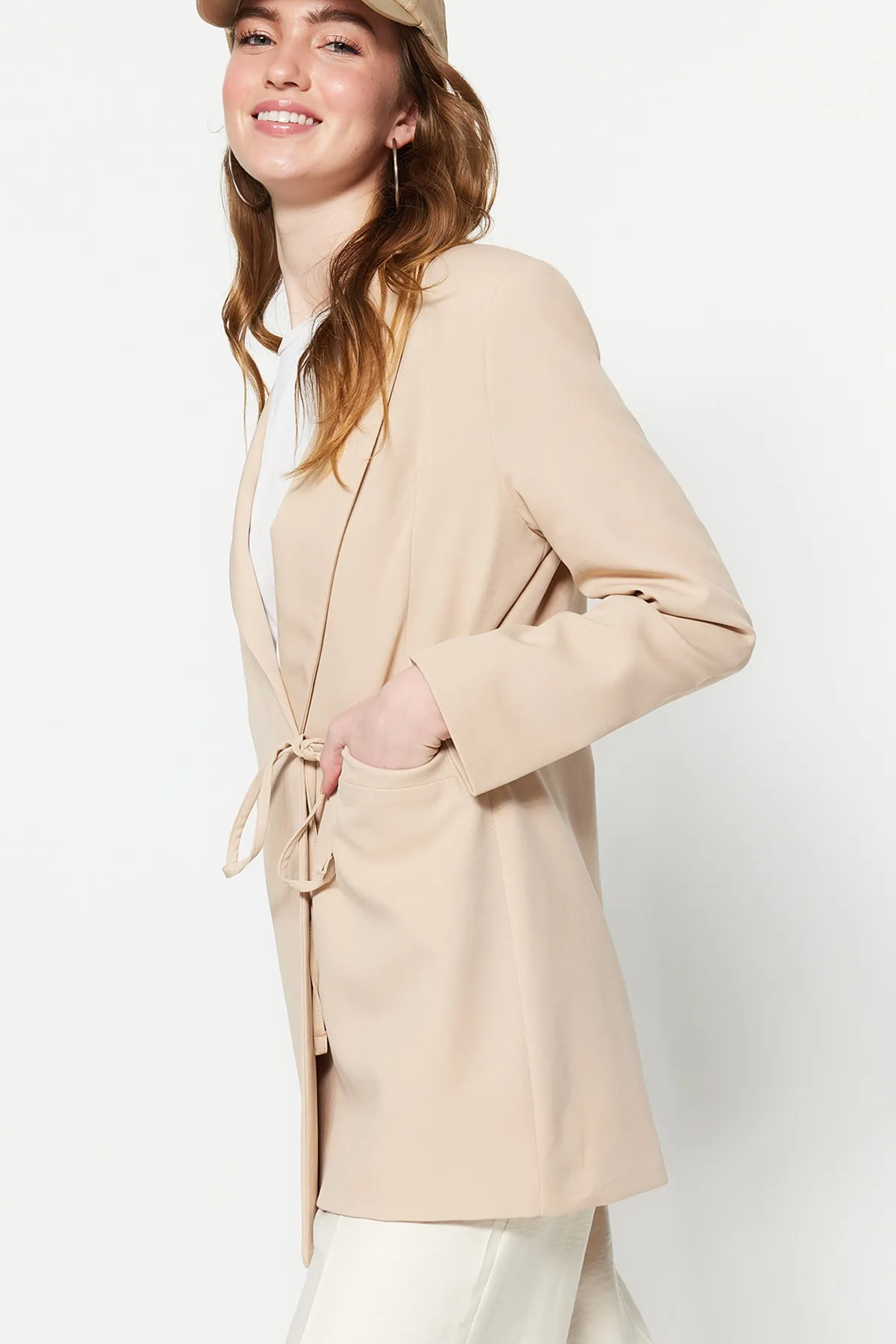 Trendyol Modest  Beigefarbene Jacke mit Taillenschnürung und detailliertem Webfutter TCTSS23CK00080
