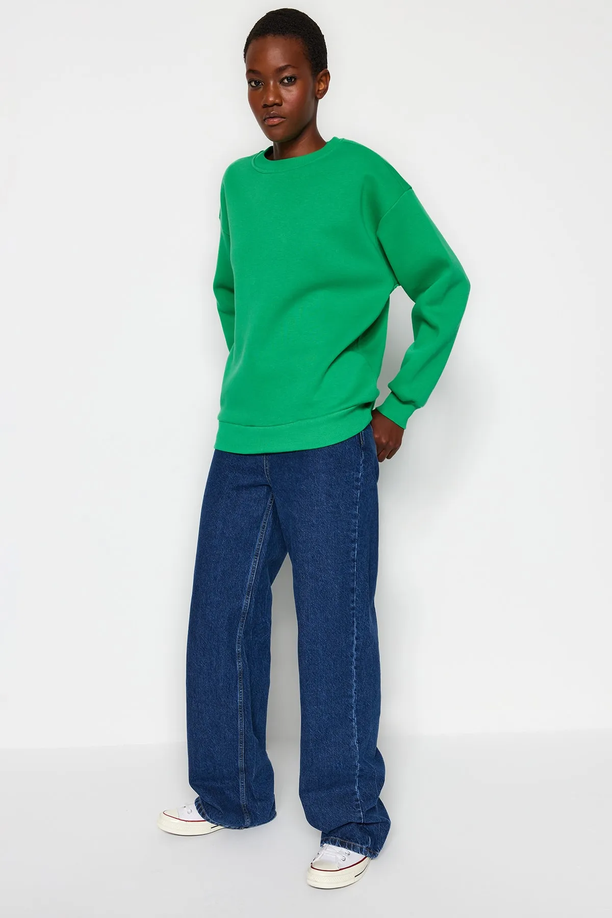 Trendyol Collection  Grünes Oversize/Bequem geschnittenes Basic-Rundhals-Sweatshirt aus dickem Fleece mit Innenfutter TWOAW24SW00102