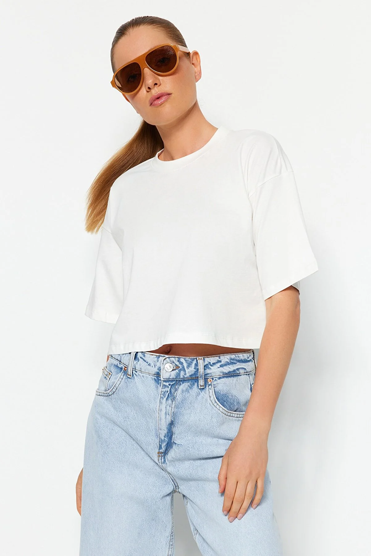Trendyol Collection  Hochwertiges, kurz geschnittenes Strick-T-Shirt aus 100 % ecrufarbener Baumwolle TWOSS23TS00038