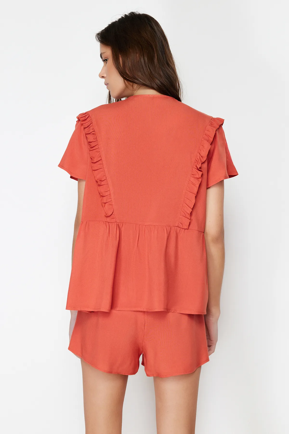 Trendyol Collection  Pyjama-Set aus gewebter Viskose mit Zimtrüschen und Details THMSS24PT00055