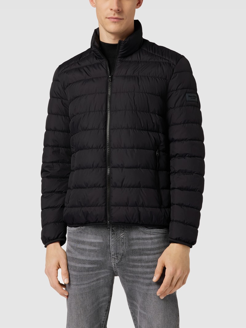 Steppjacke mit Label-Patch in schwarz