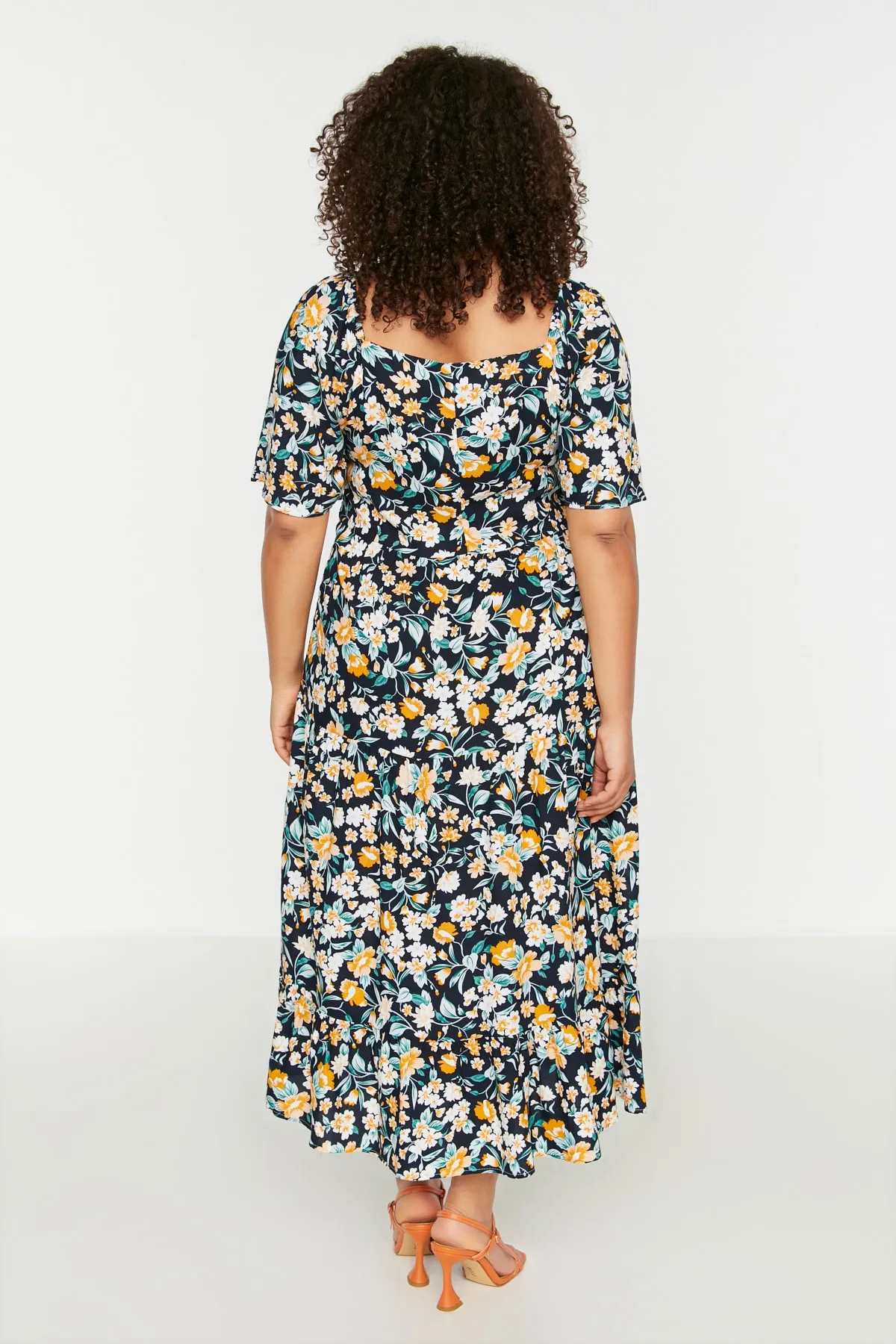 Trendyol Curve  Marineblaues Kleid mit floralem Muster und gewebten Rüschendetails TBBSS22EL1600