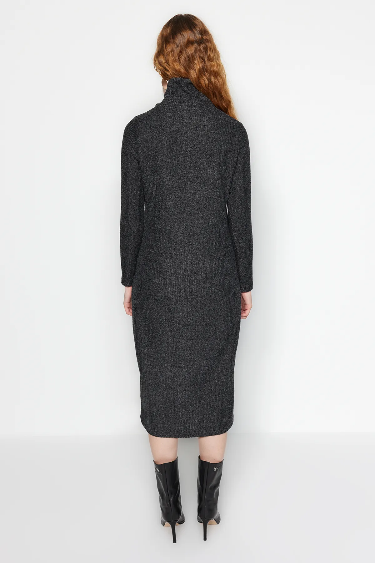 Trendyol Collection  Anthrazitfarbenes, geripptes, flexibles, gerades Maxi-Strickkleid mit Rollkragen TWOAW24EL00621