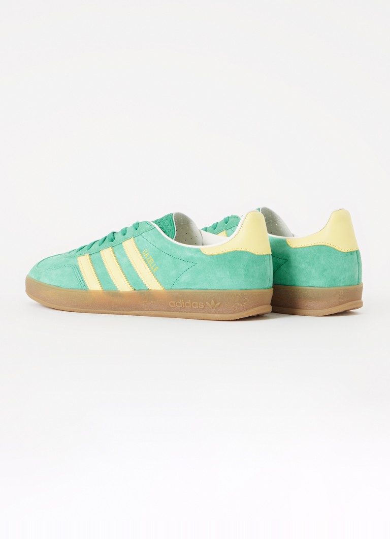 Buty sportowe Adidas Gazelle wykonane ze zamszu ze skórzanymi detalami.