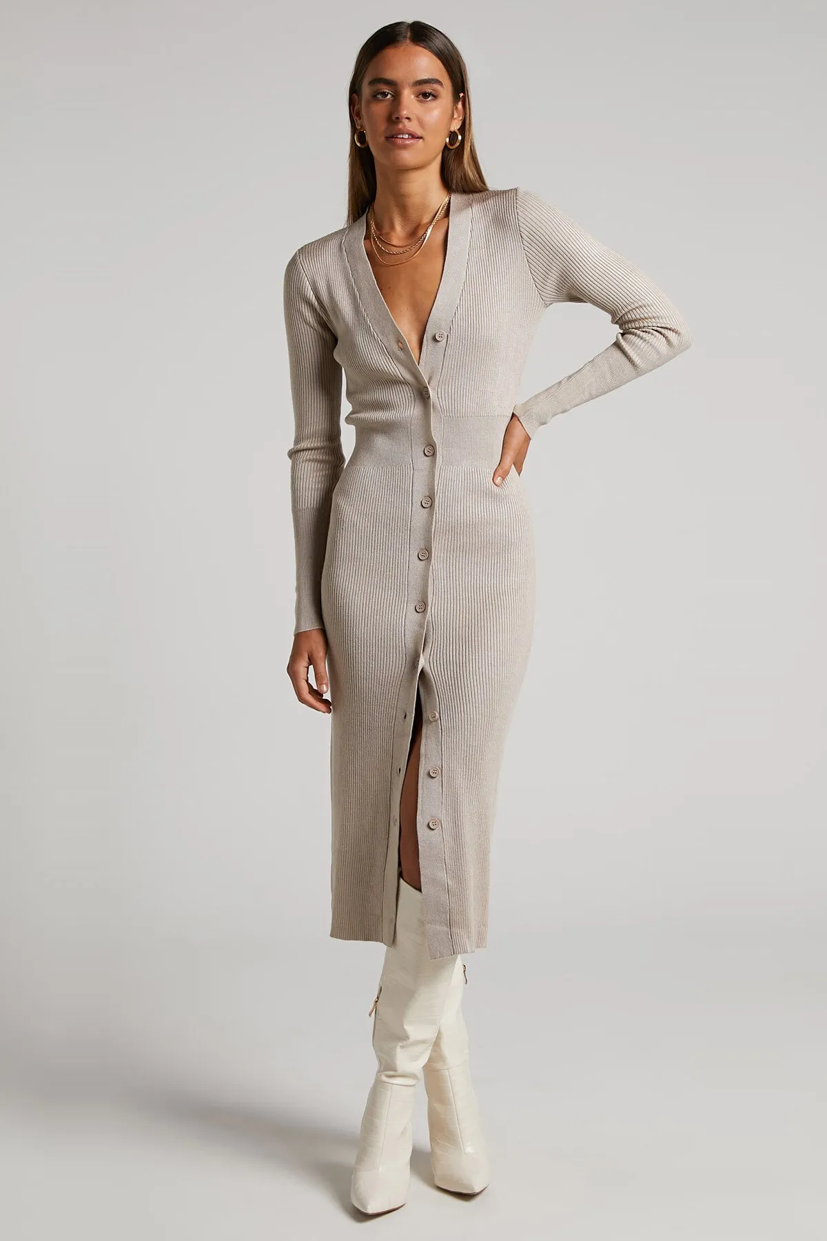 Madmext  Steinfarbenes, geknöpftes langes Strickkleid mit V-Ausschnitt Mg1703