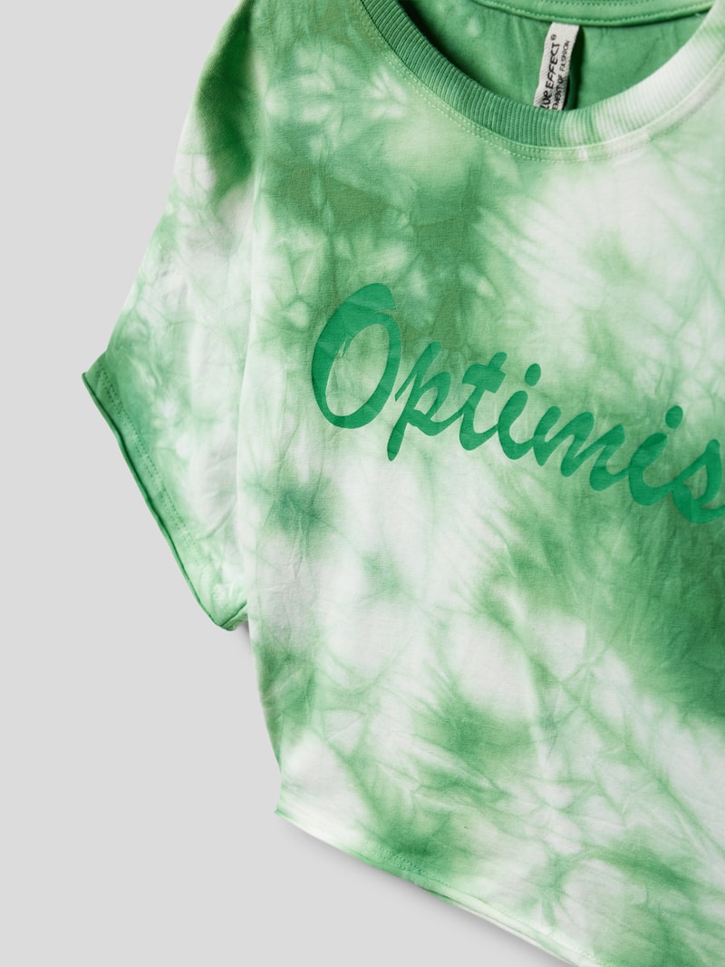 Cropped T-Shirt im Batik-Look Modell 'Optimist' in grün