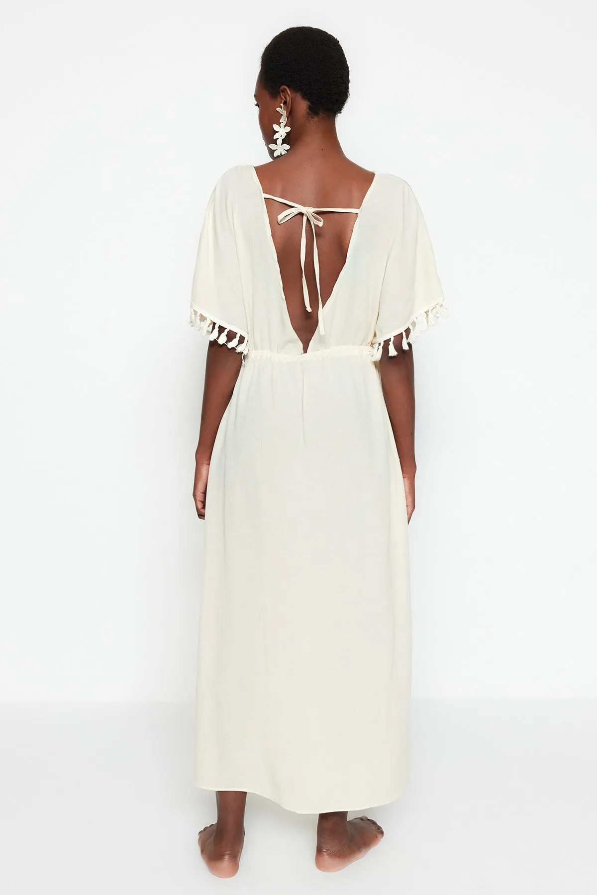 Trendyol Collection  Beiges Maxi-Strandkleid mit gewebten Quasten TBESS22EL0842