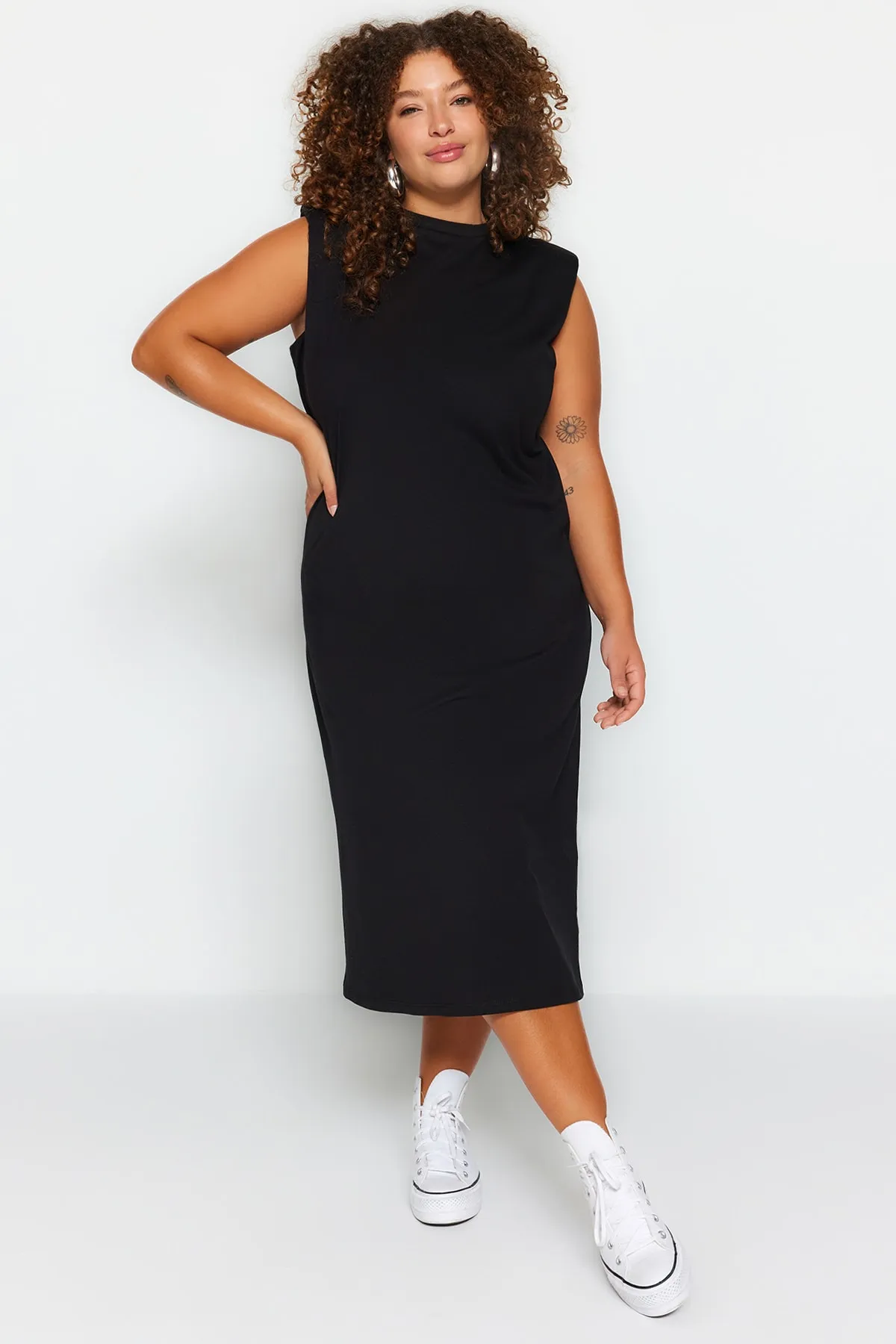 Trendyol Curve  Schwarzes, gepolstertes Strickkleid mit Rundhalsausschnitt TBSSS23AH00079