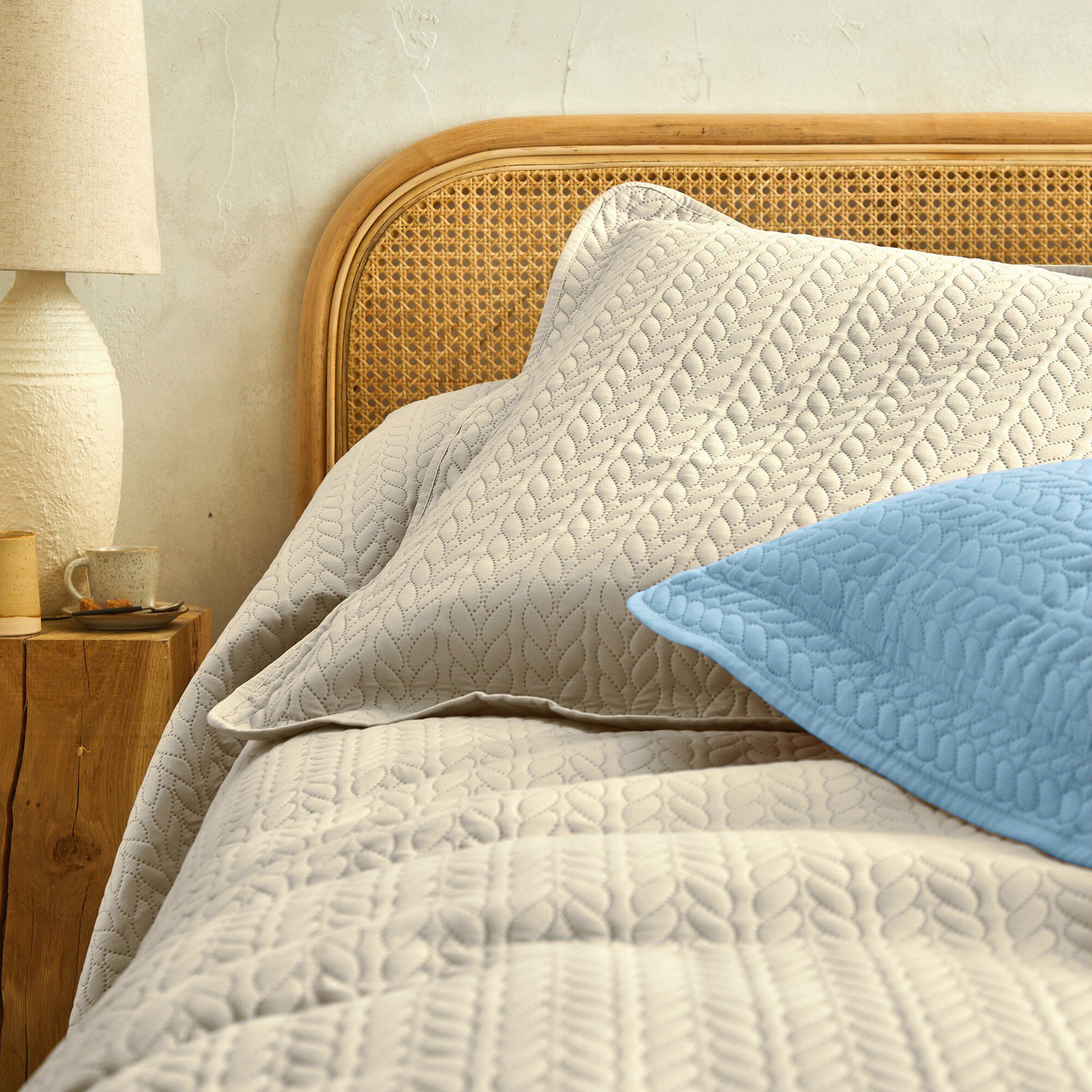 Couvre-lit matelassé microfibre motif géométrique