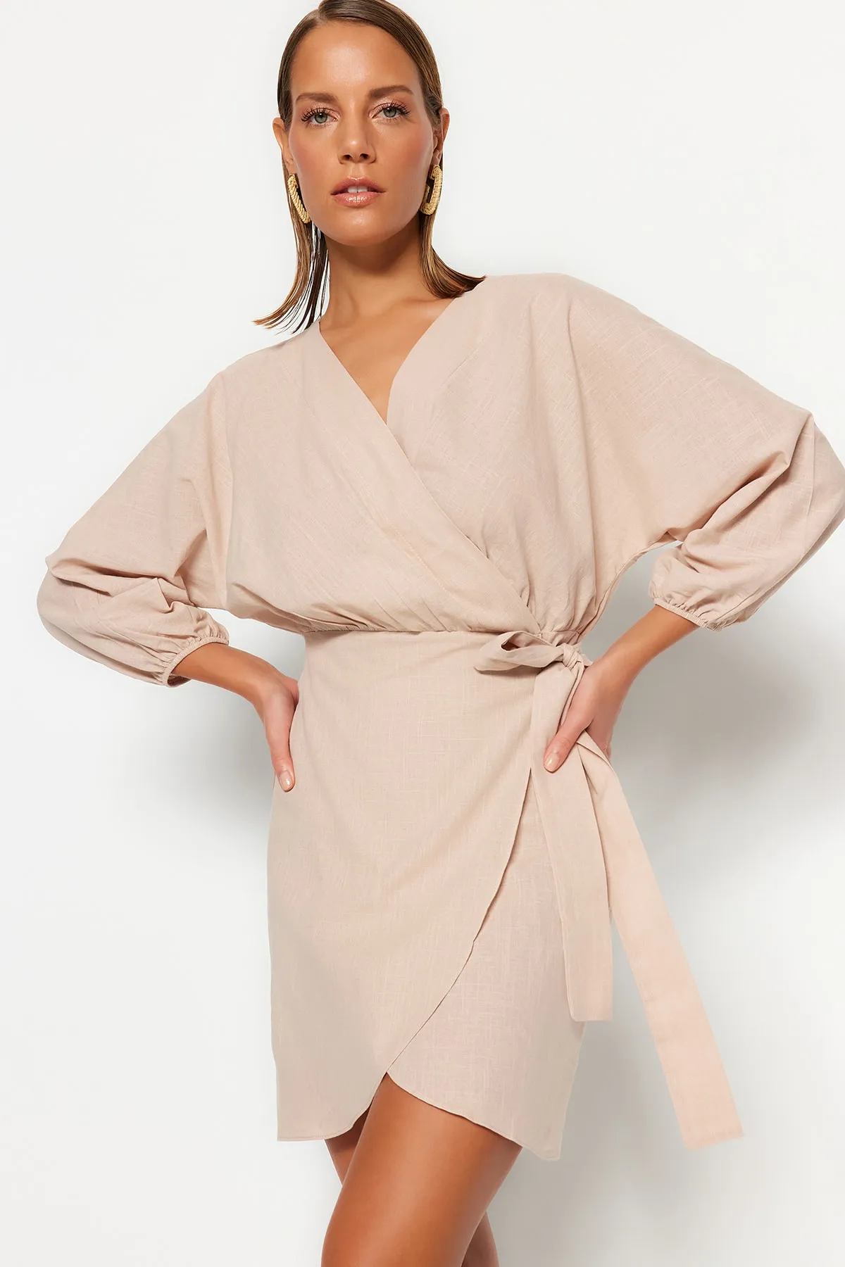 Trendyol Collection  Beigefarbenes Mini-Strandkleid aus gewebtem Zweireiher aus 100 % Baumwolle TBESS23EL00176