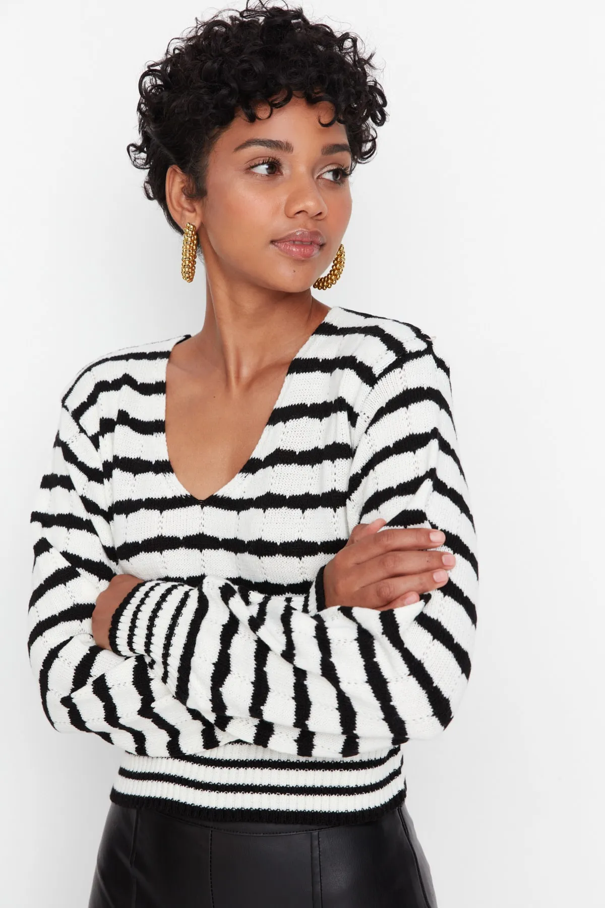 Trendyol Collection  Schwarzer kurzer Strickpullover mit Streifen TWOAW23KZ00634