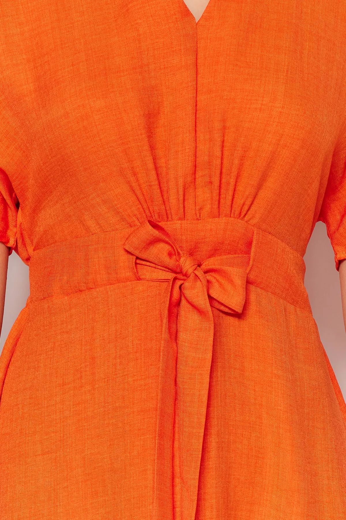 Trendyol Collection  Orangefarbenes Midi-Webkleid in A-Linie/Glockenform mit Schnürung TWOSS23EL01543