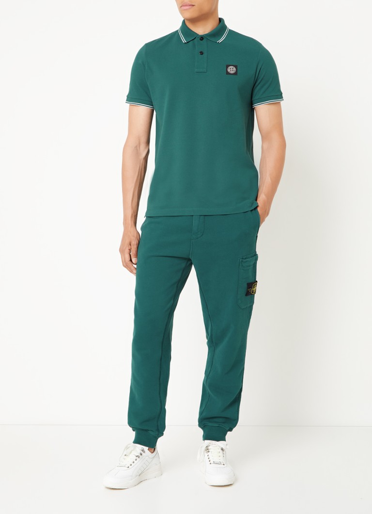 Pantaloni de trening Stone Island 62620 slim fit, cu buzunare laterale și logo.