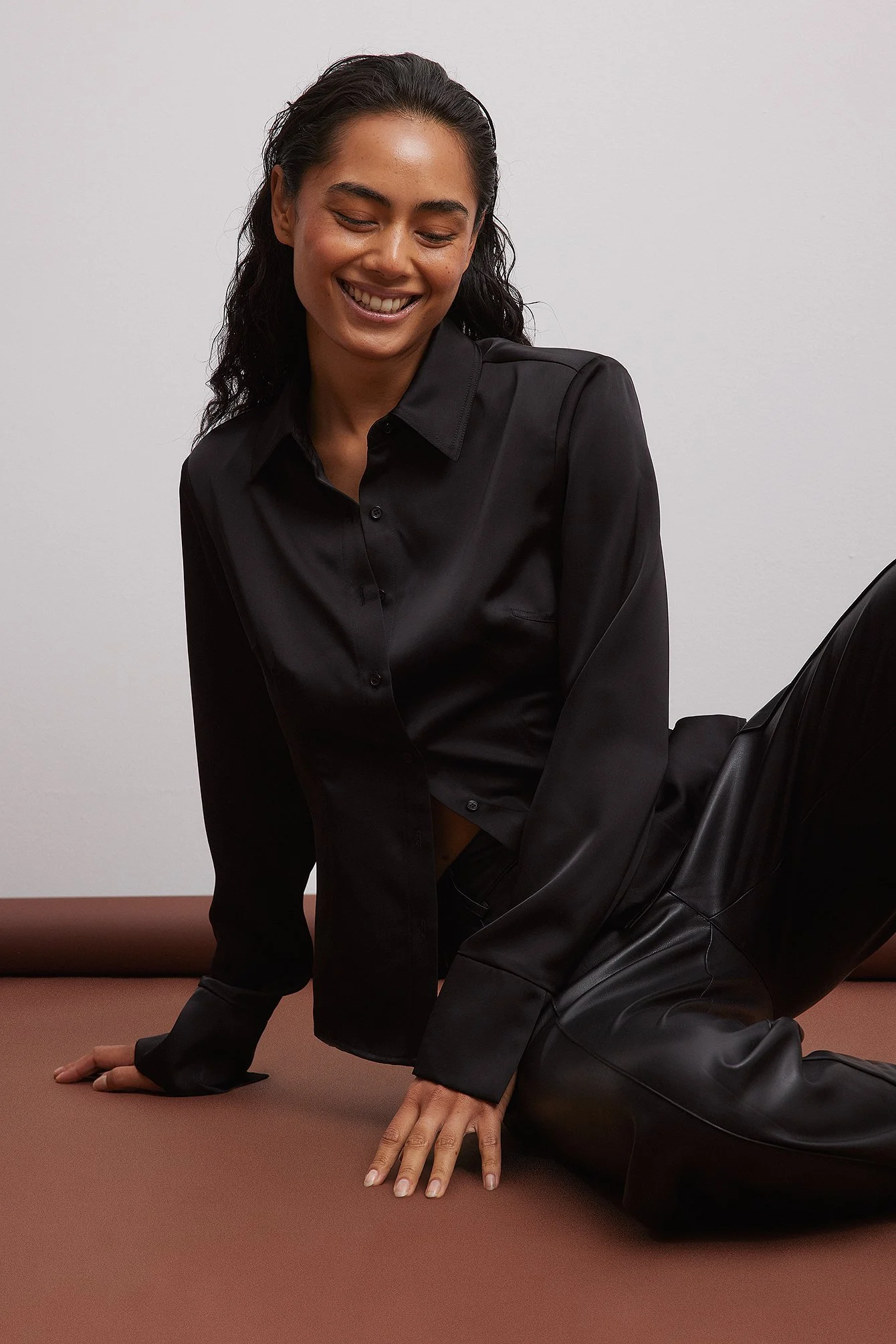 Satinbluse mit spitzen Schultern