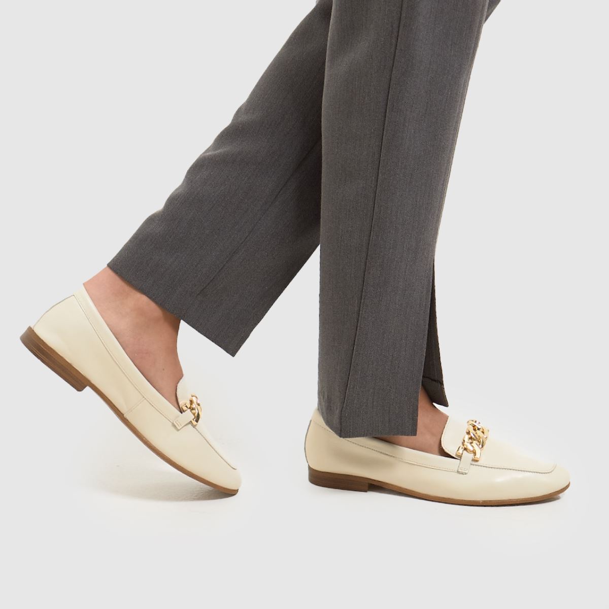 Schuh Lyon – Läderloafers i läder med kedja – Off-white