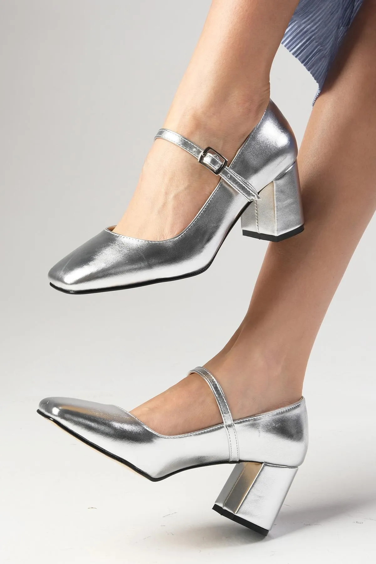 Mio Gusto  Alda Silberfarbene Damenschuhe mit stumpfer Zehenpartie und Absatz