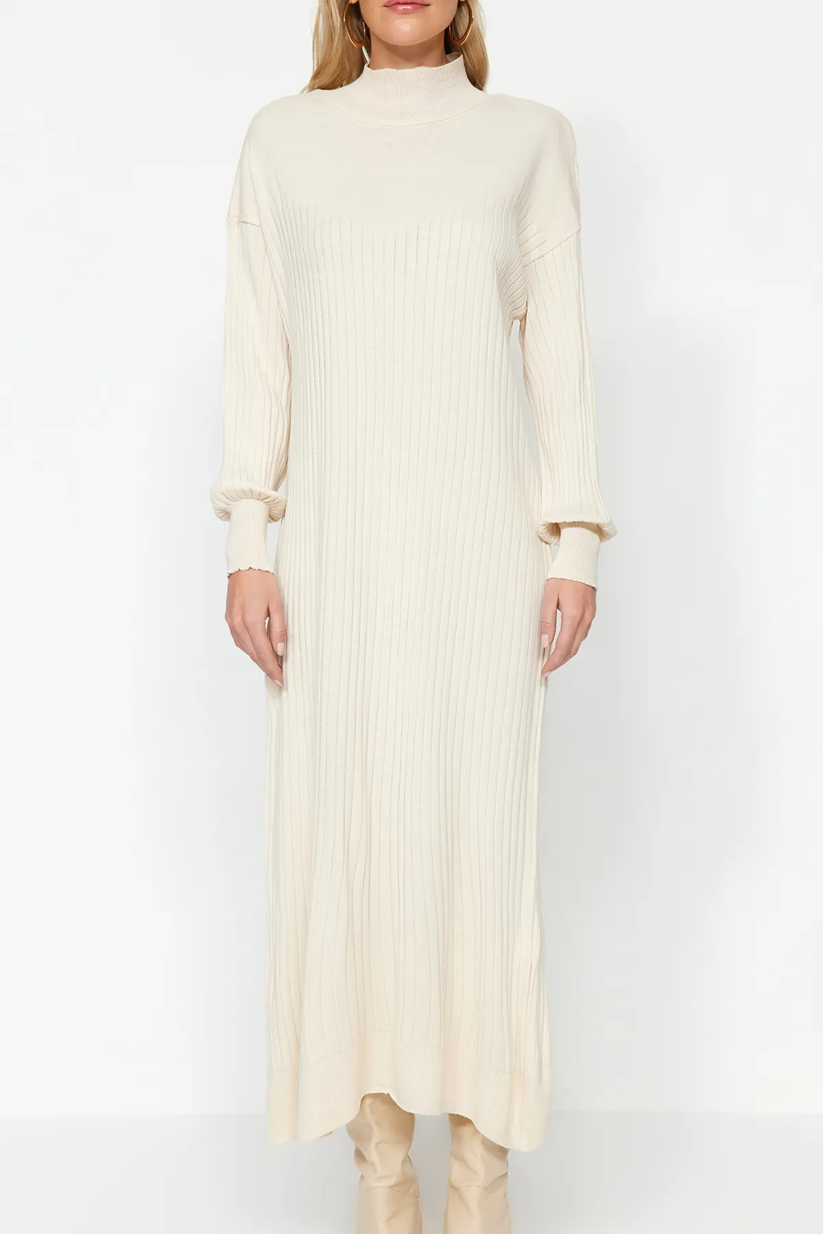 Trendyol Modest  Strickkleid mit Stehkragen in Stein TCTAW24EB00015
