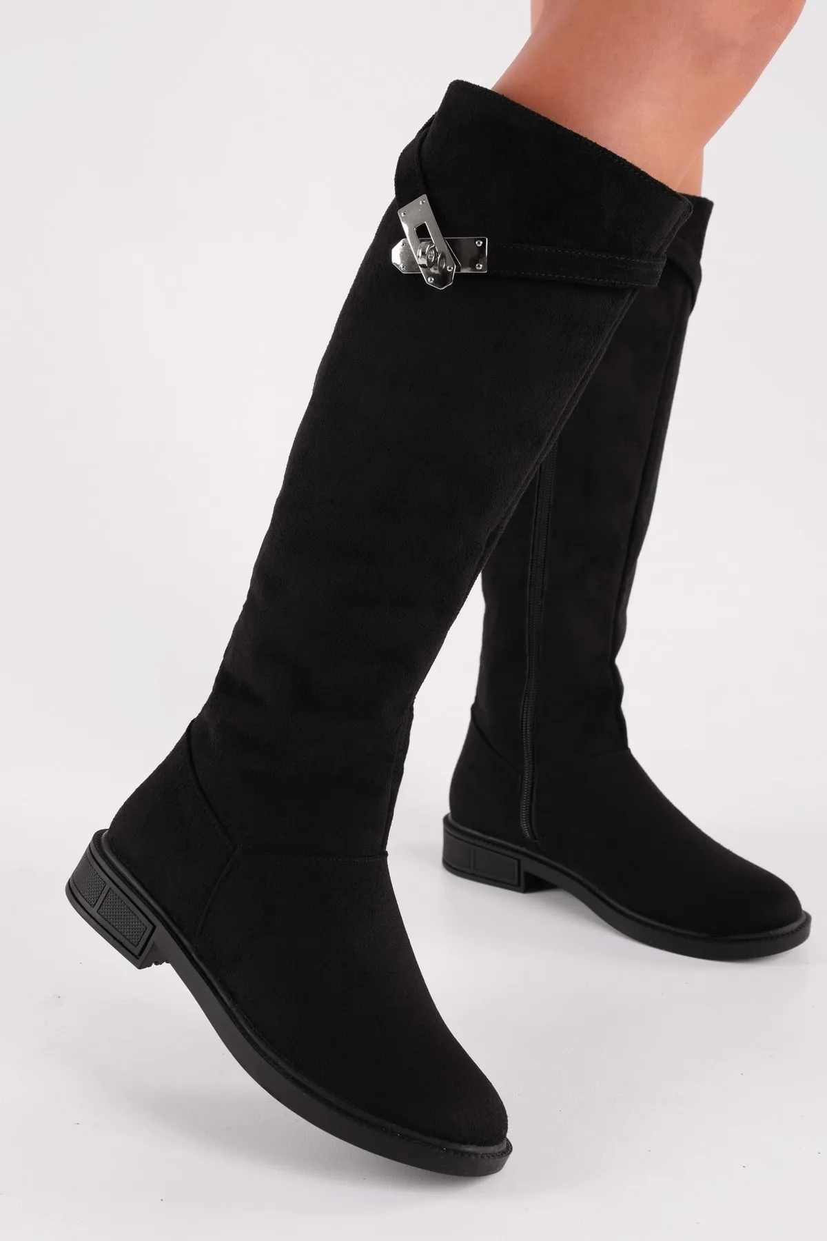 Shoeberry  Damen-Stiefel „Titan“ aus schwarzem Wildleder mit flachem Absatz und Schnalle aus schwarzem Wildleder