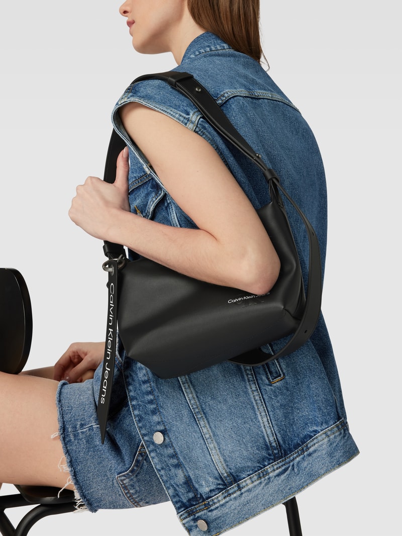 Hobo Bag mit Label-Details in schwarz