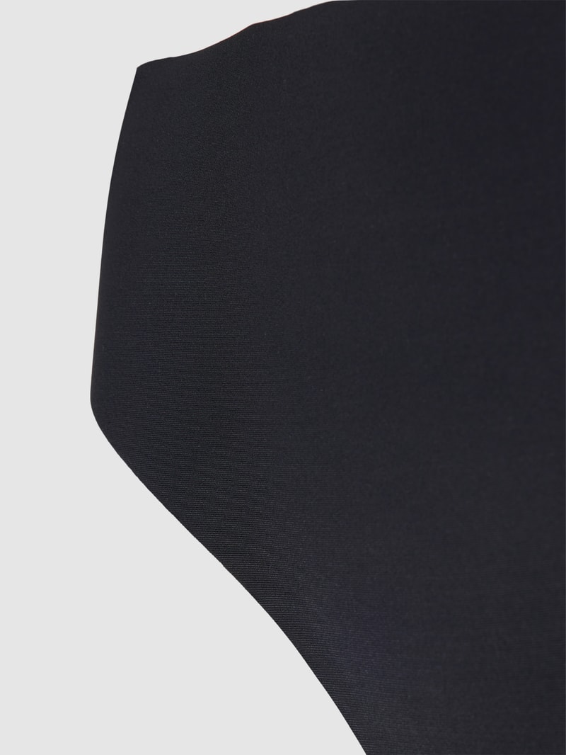 String in unifarbenem Design mit Label-Detail in schwarz