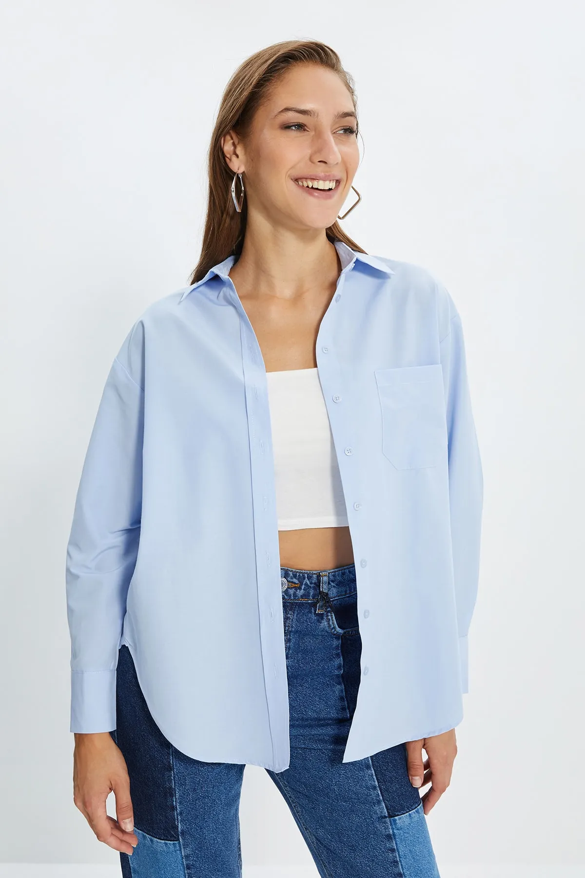 Trendyol Collection  Blaues Boyfriend-Hemd aus Baumwollgewebe mit breiter Passform und einer Tasche TWOAW20GO0115