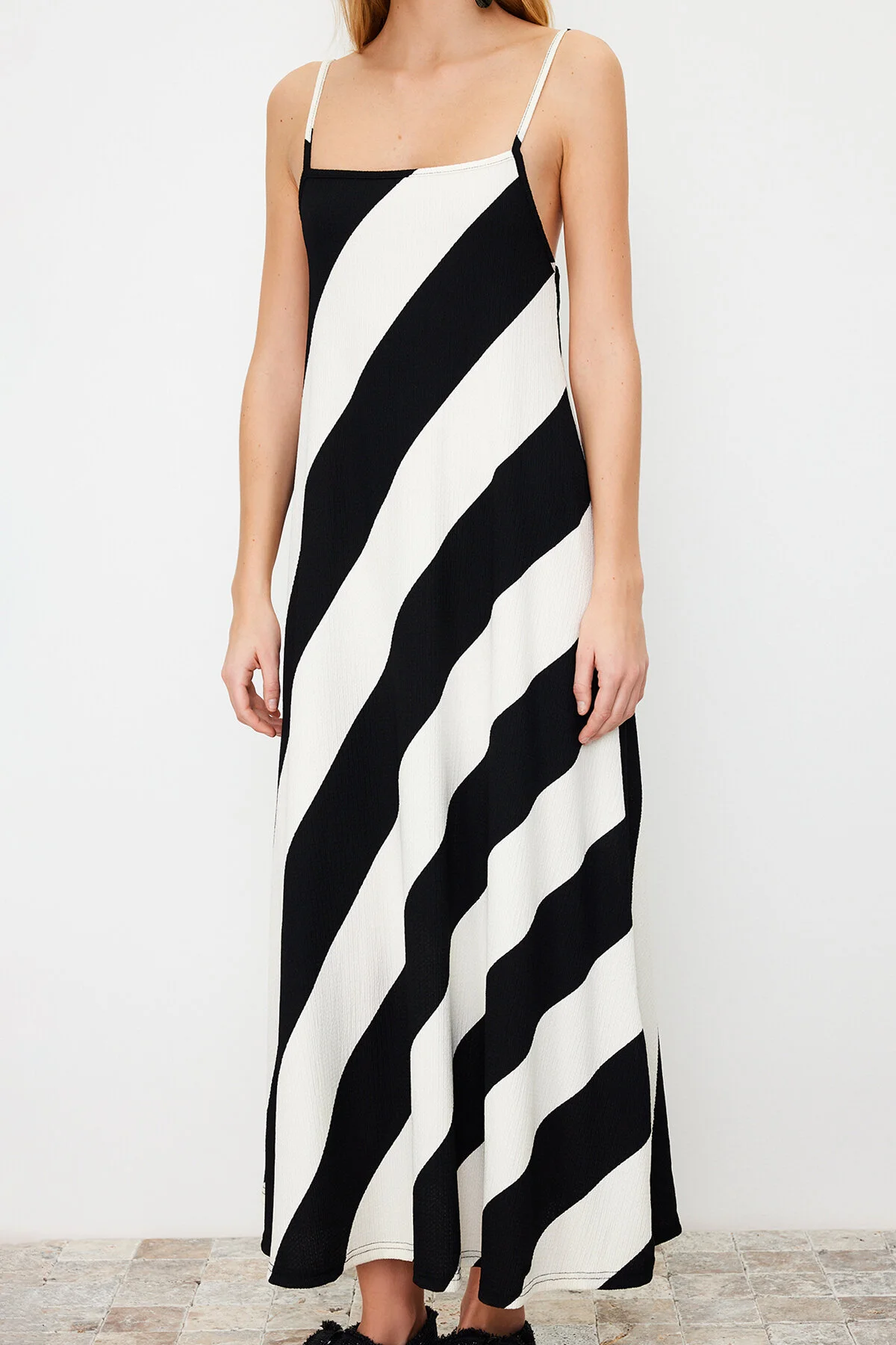 Trendyol Collection  Schwarzes bedrucktes A-Linien-Maxikleid aus Twist-/Strukturstrick TWOSS24EL00060