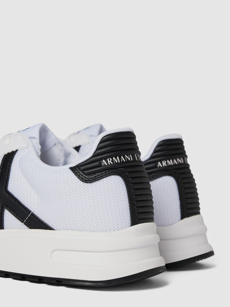 Sneaker mit Label-Details in weiß
